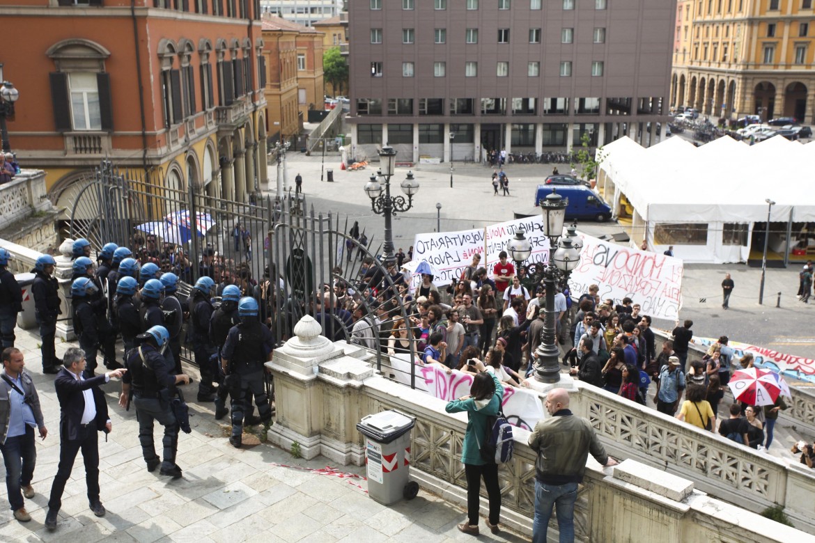 renzi contestato bologna 3 maggio 2015 lapresse 7