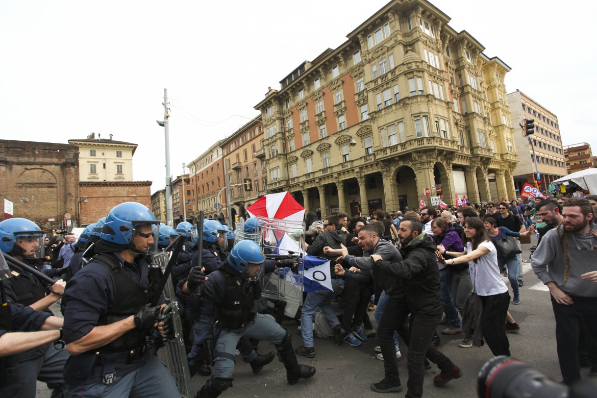 renzi contestato bologna 3 maggio 2015 lapresse