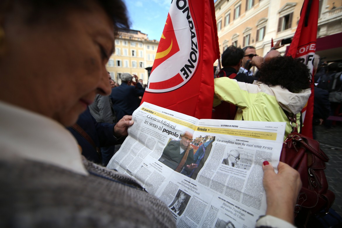 funerale ingrao montecitorio il manifesto foto vincenzo livieri lapresse