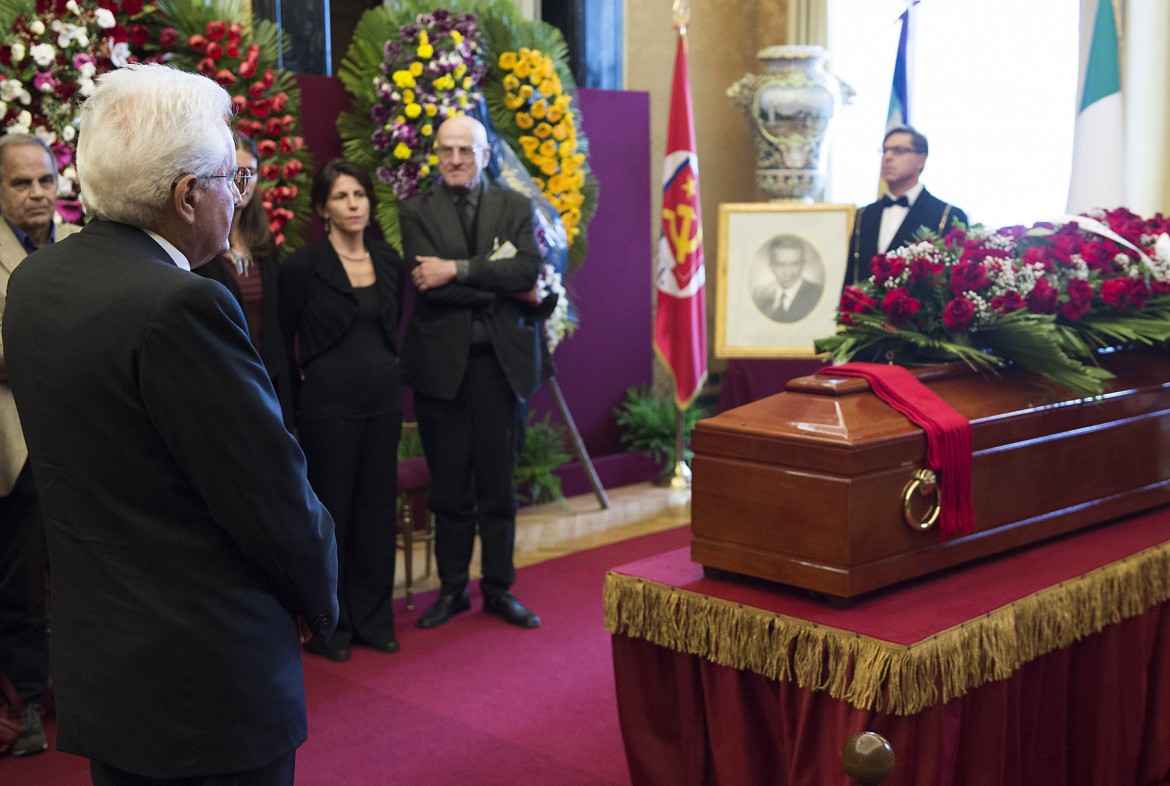 mattarella funerali ingrao montecitorio Foto di Paolo Giandotti – Ufficio per la Stampa e la Comunicazione della Presidenza della Repubblica