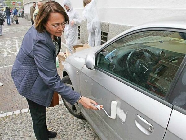 Milano, giustizia fai da te dell’assessora cleaning & graffiti