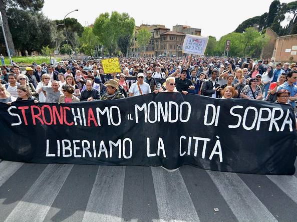 Campidoglio, in migliaia contro gli sgomberi trovano un camion-idrante