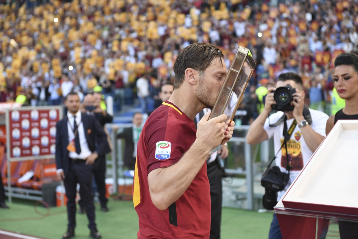 totti bacia maglia