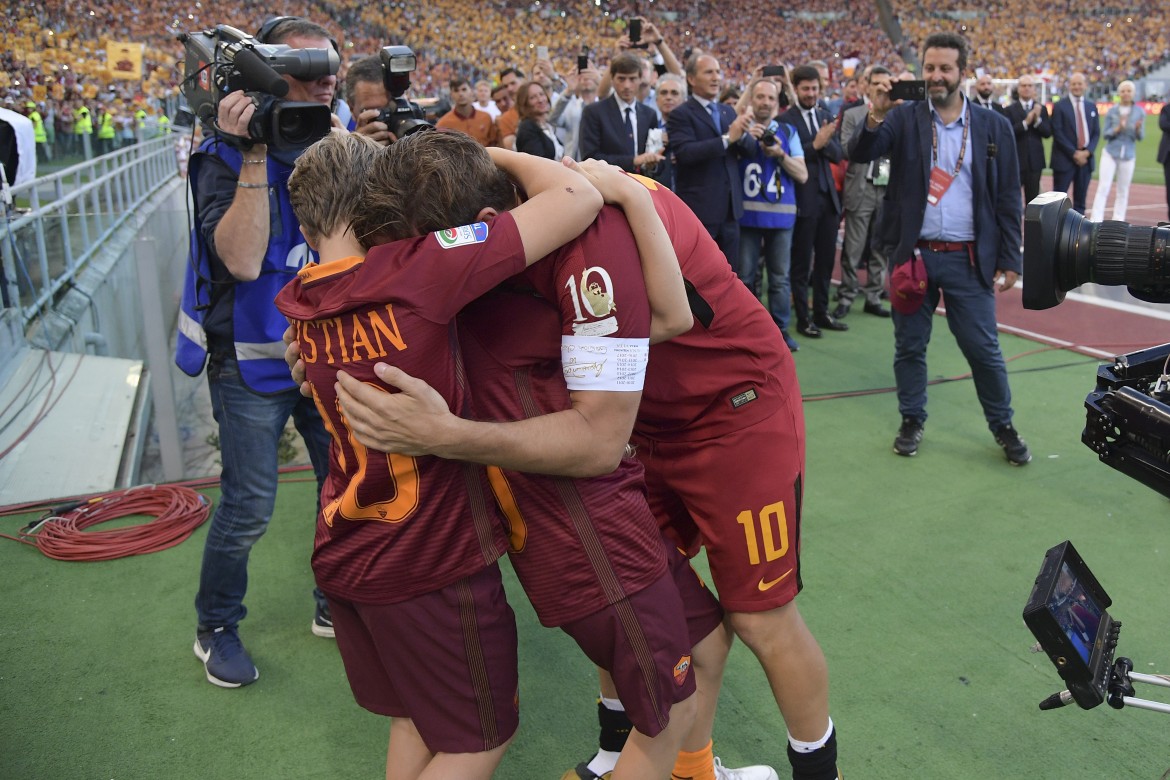 totti piange con i figli a fine partita