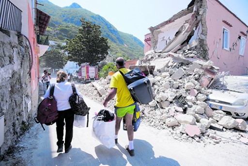 Foto LaPresse - Alessandro Pone Martedì 22 Agosto 2017, Ischia (Italia) cronaca Scossa di terremoto ad Ischia: danni e crolli. Diversi feriti ed almeno due morto dopo la scossa di terremoto sull'Isola. Nella notte oltre mille persone hanno lasciato l'isola. Protezione Civile e Vigili del Fuoco a lavoro per cercare i dispersi sotto le macerie. Photo LaPresse - Alessandro Pone Tuesday 22 August 2017, Ischia - Naples (Italy) news Earthquake at Ischia.