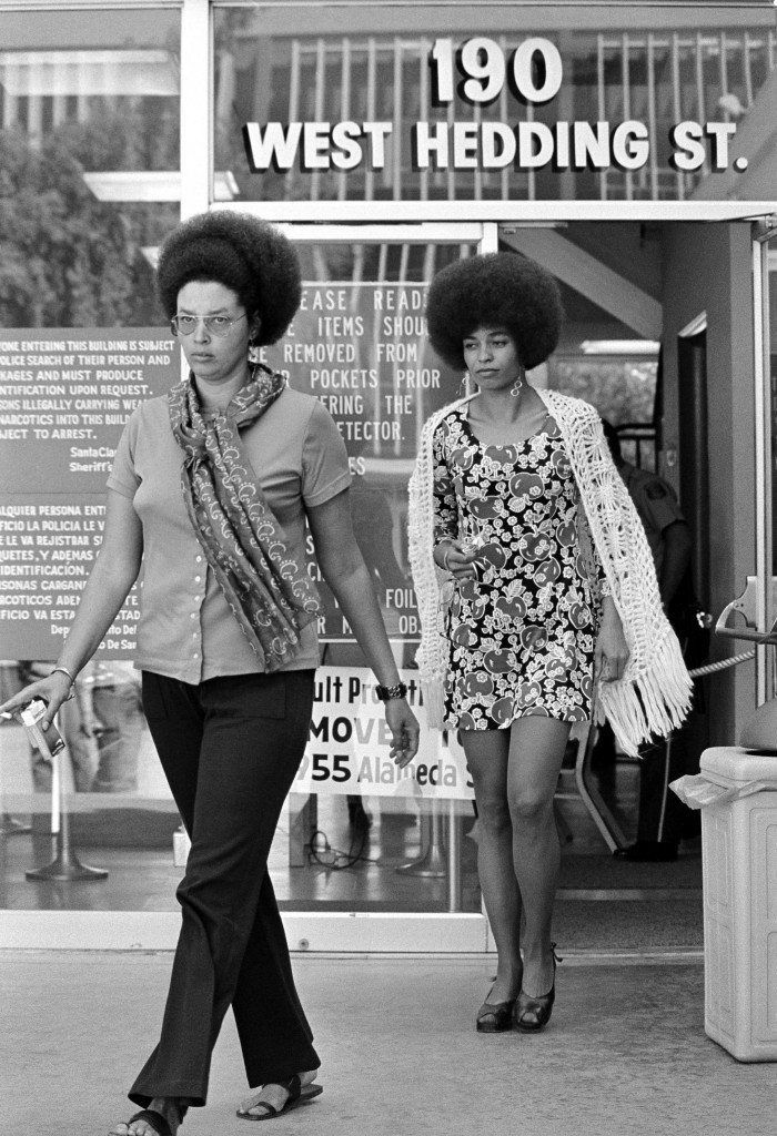 ap720524028-angela-davis-a-destra-1972