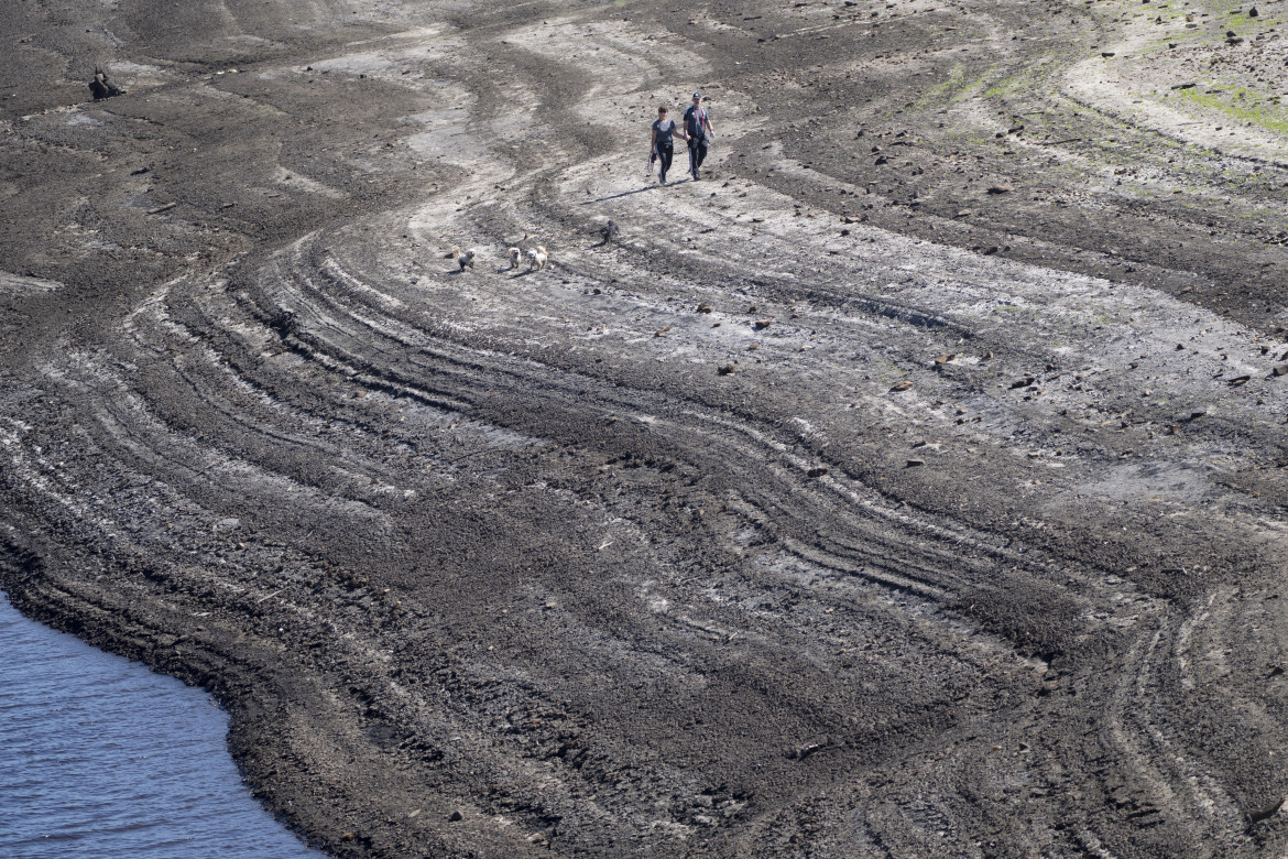 1-baitings-reservoir-in-yorkshire-members-of-the-public-walk-in-an-area-exposed-by-low-water-levels-at-baitings-reservoir-in-yorkshire-ap