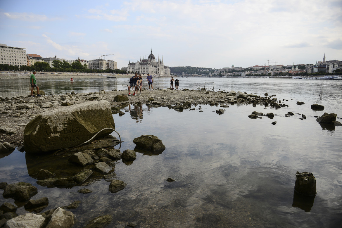 4-danubio-low-water-level-of-the-river-danube.-in-budapest-ap