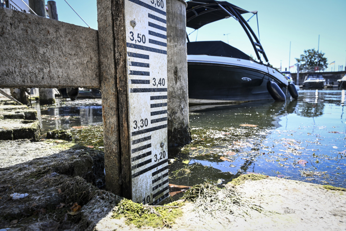 5-lake-constance-a-boat-is-moored-in-the-harbor-of-langenargen-while-the-level-of-lake-constance-ap