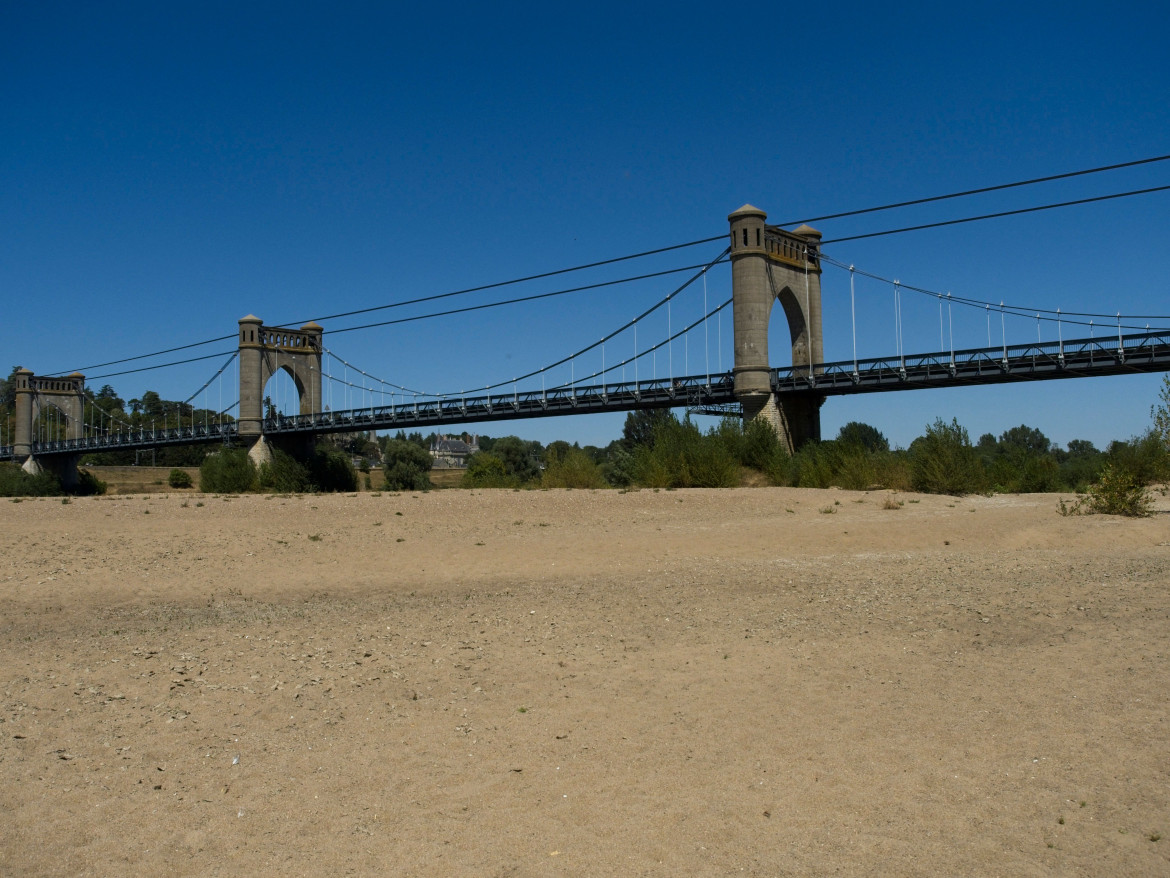 8-loirathe-dry-bed-of-the-loire-river-under-the-langeais-suspension-bridge-in-langeais-gettyimages-1242398121