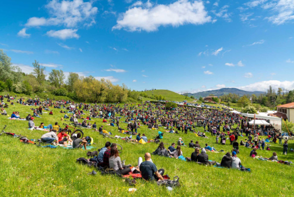 Bandiere, musica e un grande prato. Festa di popolo a Monte Sole