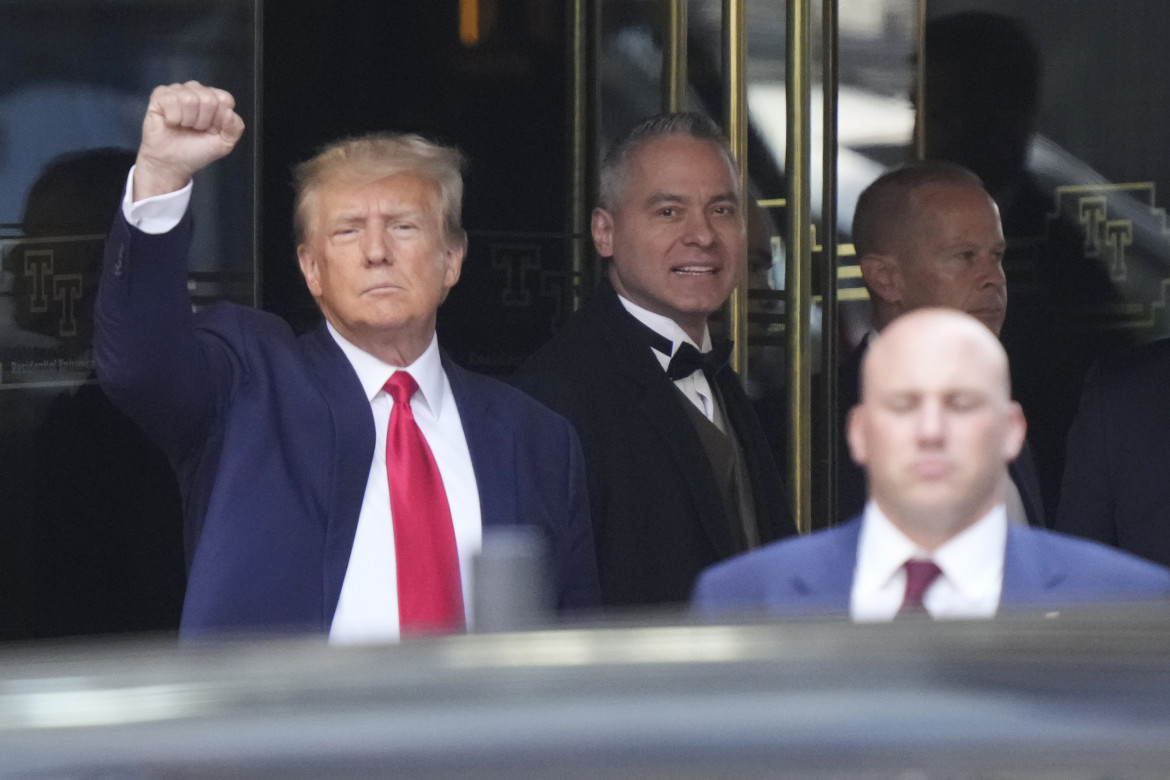 sostituisce-05est1-f01-former-president-donald-trump-leaves-trump-tower-in-new-york-ap