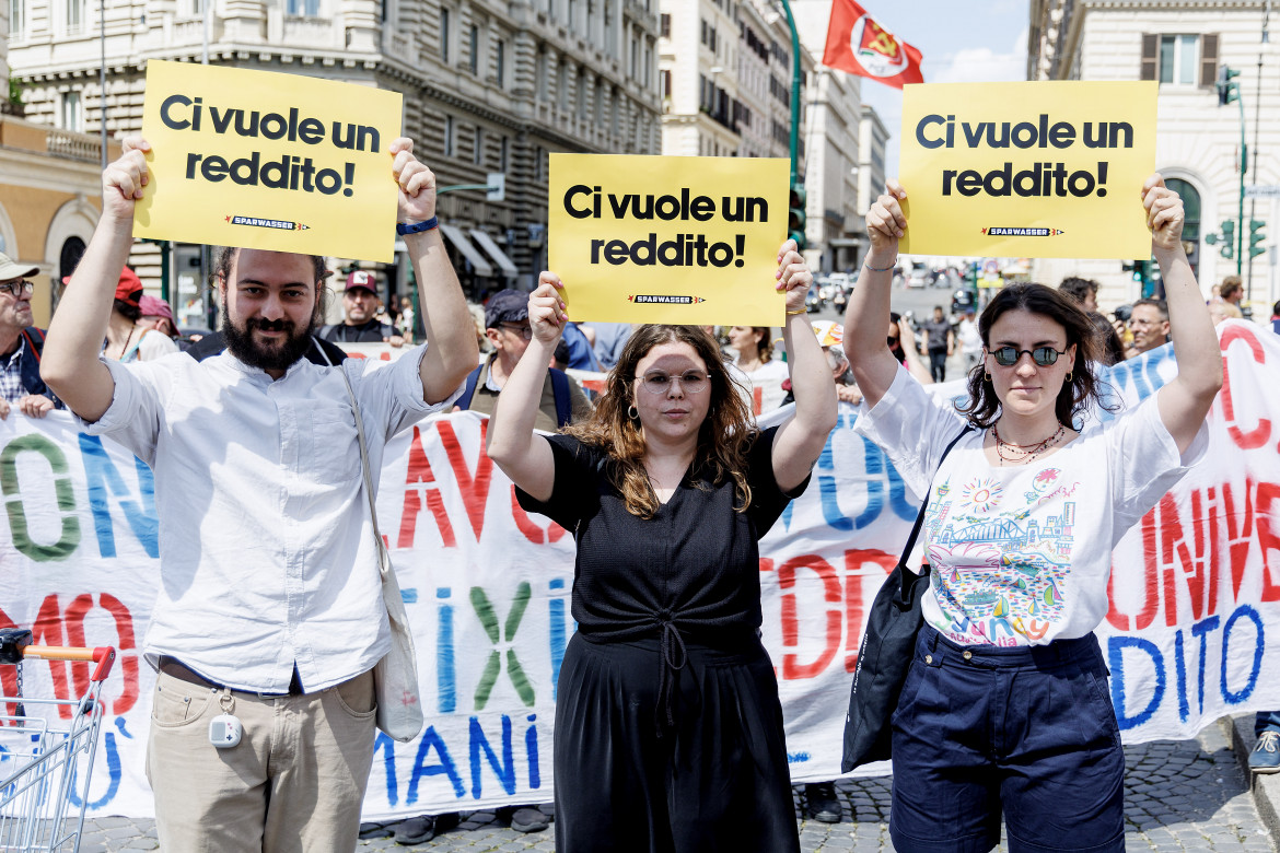 28desk1-passante-manifestazione-reddito-lapresse