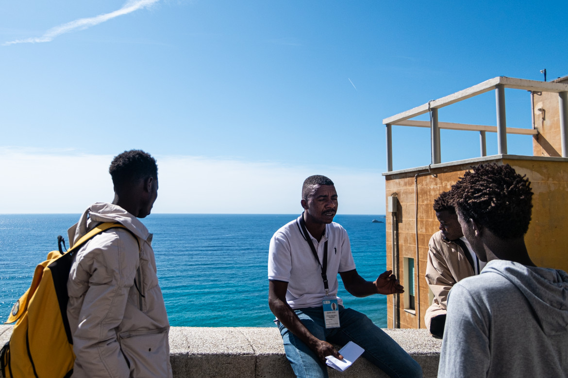 12-adoum-ismael-mediatore-sudanese-della-diaconia-valdese-parla-con-alcuni-ragazzi-minorenni-respinti-dalla-paf-19-sett-frontiera-ponte-san-luigi