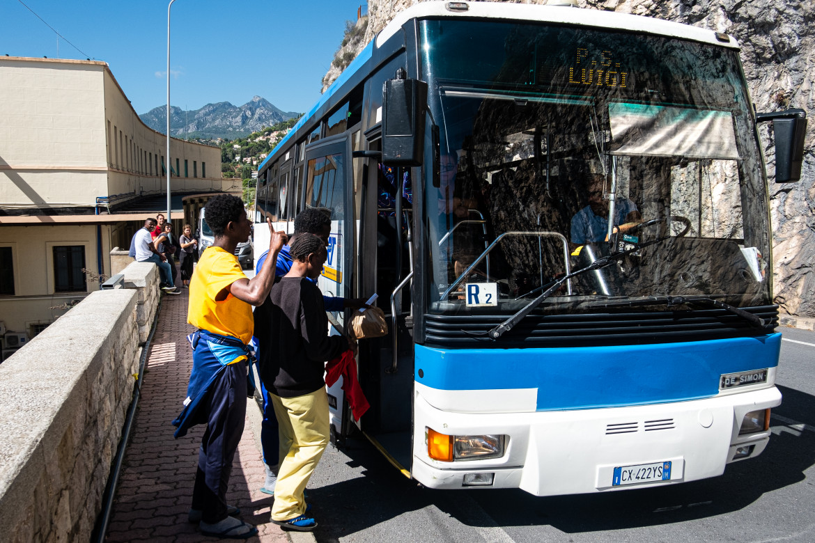 18-persone-appena-respinte-dalla-paf-prendono-il-bus-per-tornare-a-ventimiglia