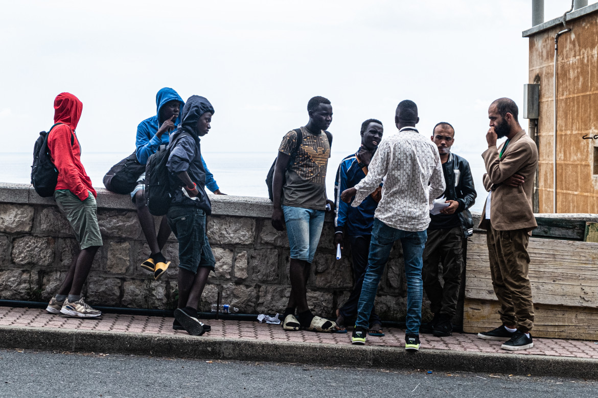 19ragazzi-minorenni-tra-cui-un-14enne-appena-respinti-dalla-francia-ma-gia-registrati-come-maggiorenni-a-lampedusa-2