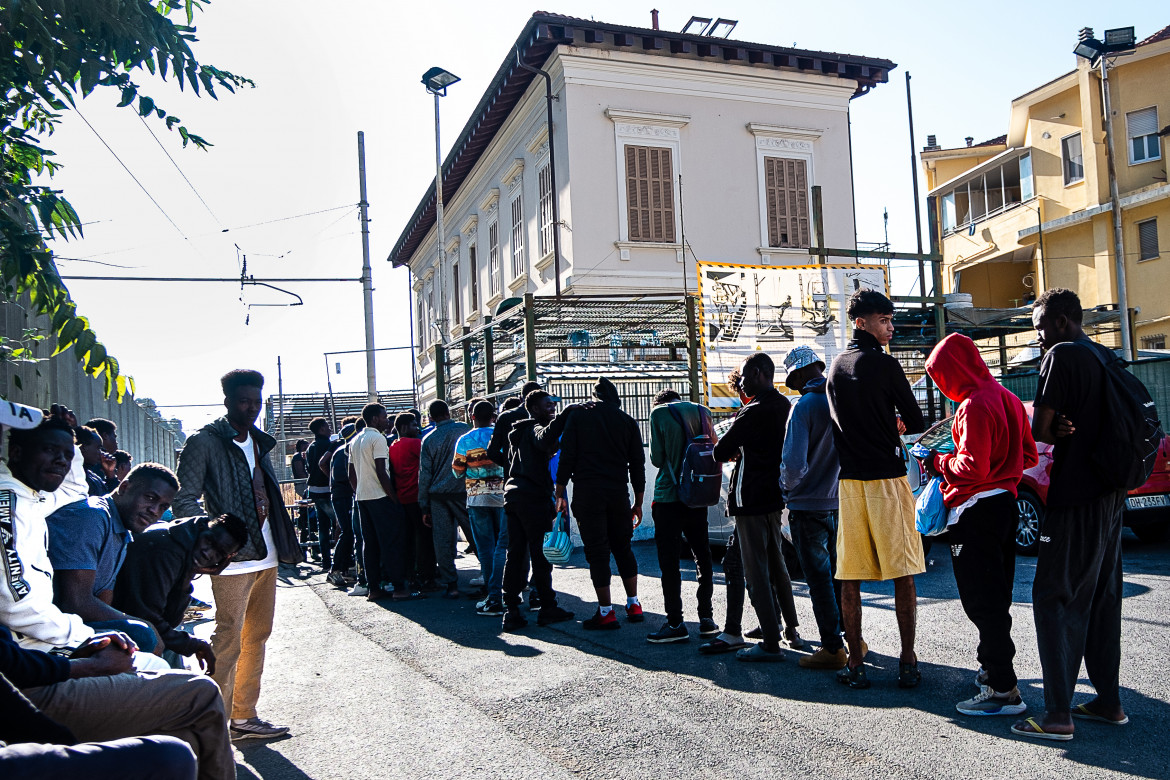 20-coda-persone-migranti-durante-distribuzioni-pasti-della-caritas-della-9-alle-11-am-19-sett-ventimiglia