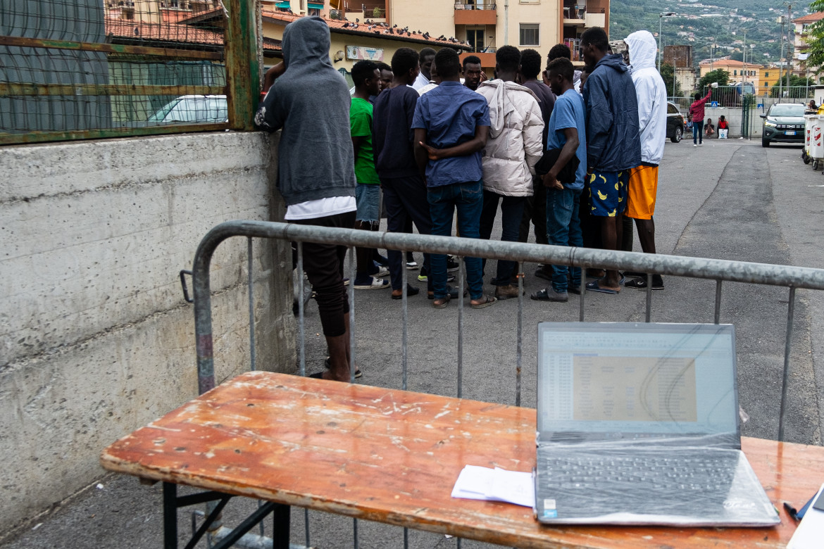 24ragazzi-parlano-di-fronte-alla-caritas-ventimiglia-20-settembre