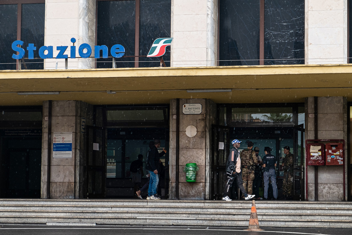 2stazione-di-ventimiglia-18-settembre-polizia-ed-esercito-presidiano-la-stazione-in-maniera-non-continuativa