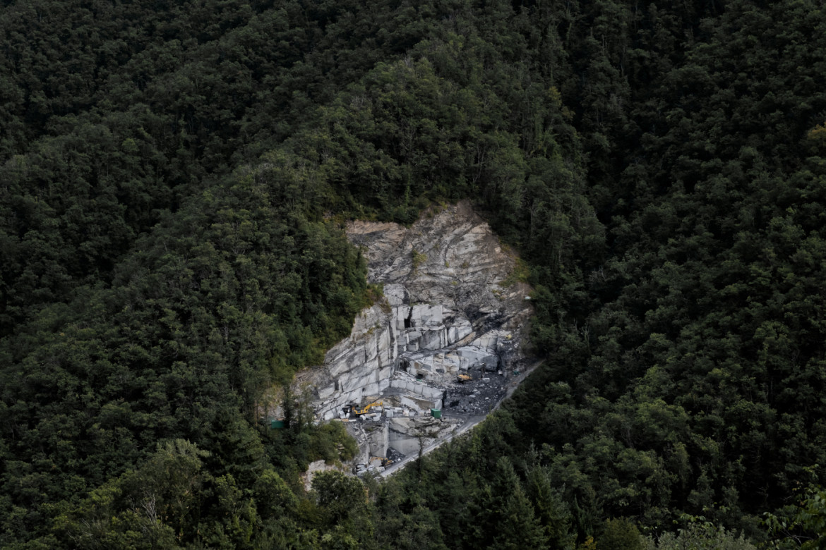 02-vista-panoramica-di-una-fitta-area-boscosa-caratteristica-delle-apuane-meridionali-all-interno-del-comune-di-stazzema-al-centro-una-delle-tante-grandi-cave