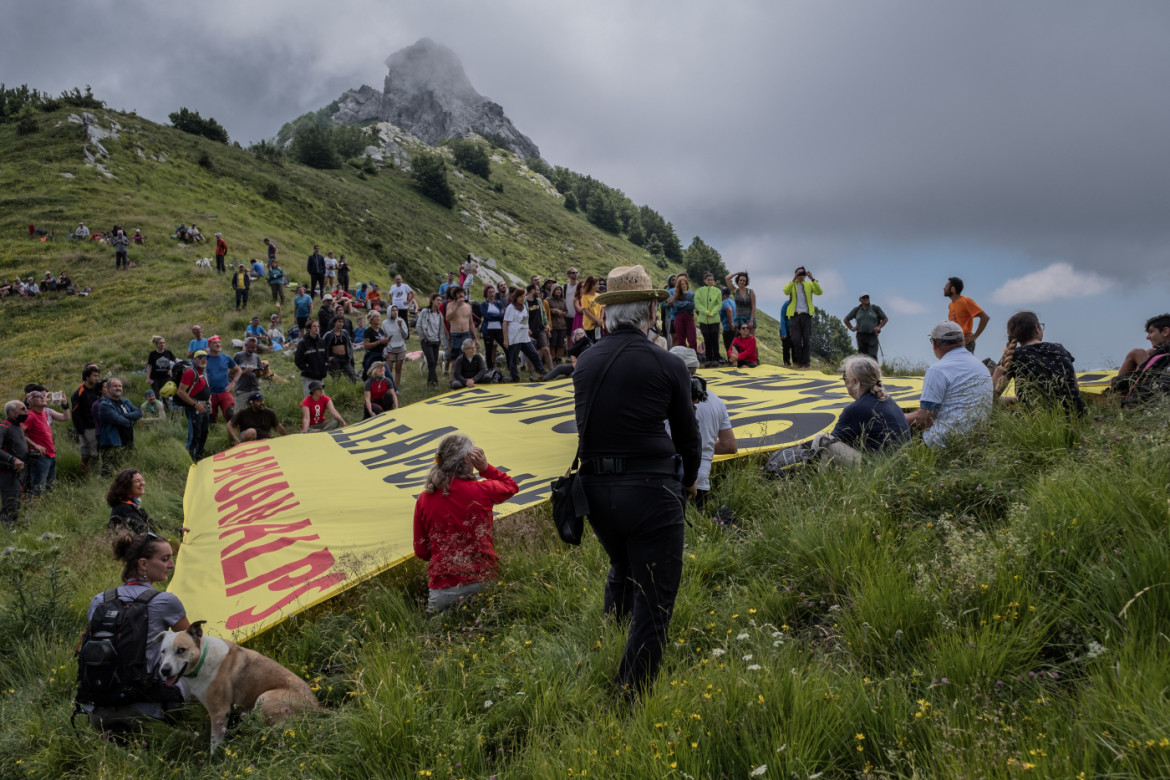 04-ambientalisti-durante-una-manifestazione-di-protesta-contro-le-cave-sul-crinale-apuano-di-foce-a-giovo