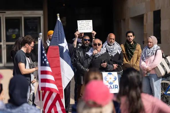 Hatem Natsheh parla a una manifestazione pro-Palestina a Austin