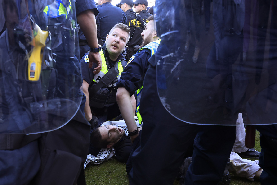 02-sgomberi-della-polizia-allaccampamento-pro-palestina-anche-alla-uw-madison-in-madison-wisconsin-john-hart-ap