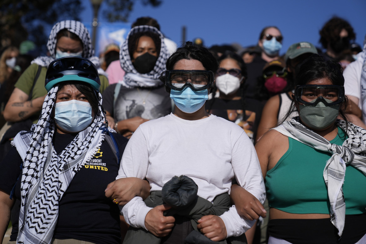 06-i-manifestanti-si-schierano-alla-ucla-dopo-gli-scontri-notturni-tra-gruppi-filo-israeliani-e-filo-palestinesi-jae-c-hong-ap