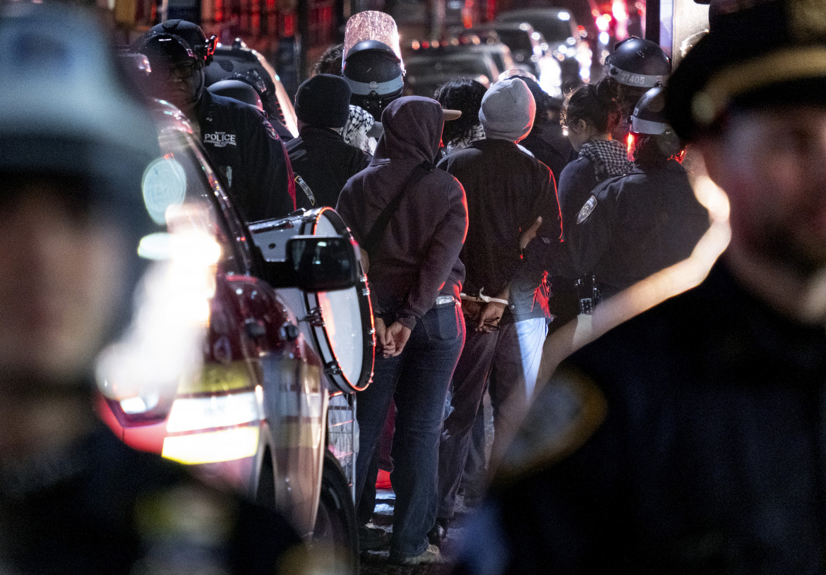 08-la-polizia-prende-in-custodia-alcuni-manifestanti-del-campus-della-columbia-university-dopo-lo-sgombero-di-un-edificio-occupato-e-dellaccampamento-craig-ruttle-ap