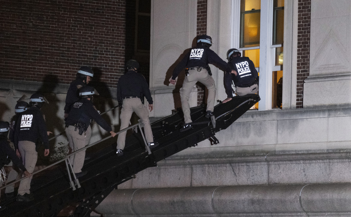 09-la-polizia-entra-nella-hamilton-hall-della-columbia-university-dopo-loccupazione-da-parte-dei-manifestanti-craig-ruttle-ap