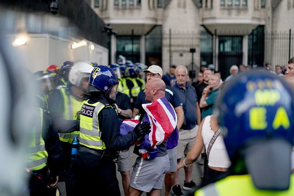 Gli scontri tra la polizia e gruppi neofascisti a Southport foto Getty Images/Jordan Pettitt