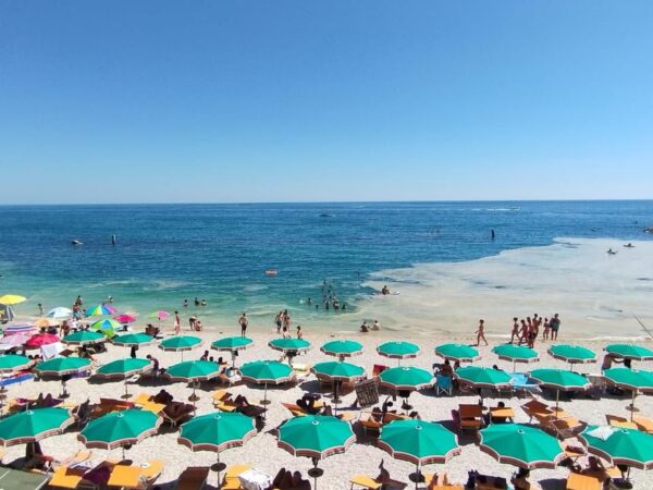 Per il sindaco di Rimini la soluzione è costruire piscine sulla spiaggia