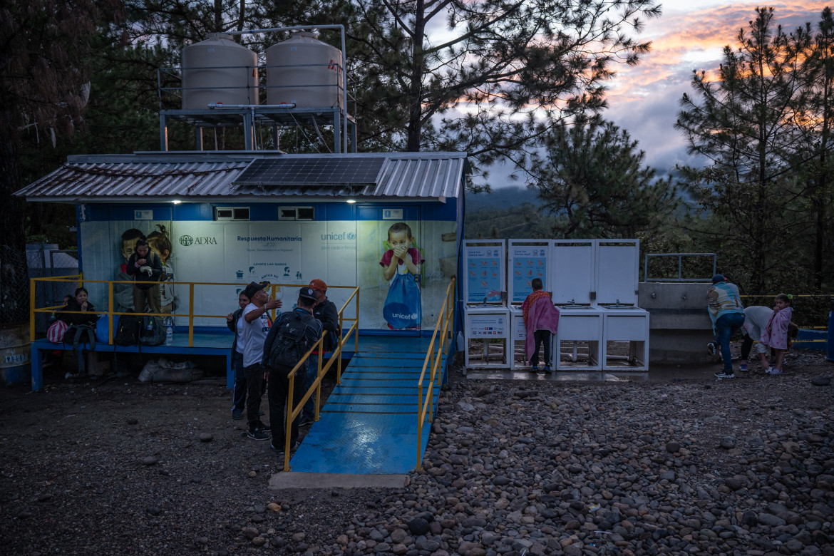 Bagni pubblici installati dall'Unicef alla frontiera tra Honduras e Guatemala