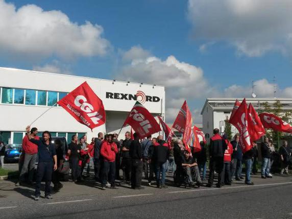 Il picchetto dei lavoratori della Regal Rexnord di Masi Torello (Ferrara)