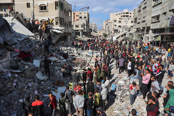 Macerie di un edificio distrutto da un attacco israeliano in via al-Jalaa nel centro di Gaza City foto Omar Al-Qattaa/Getty Images