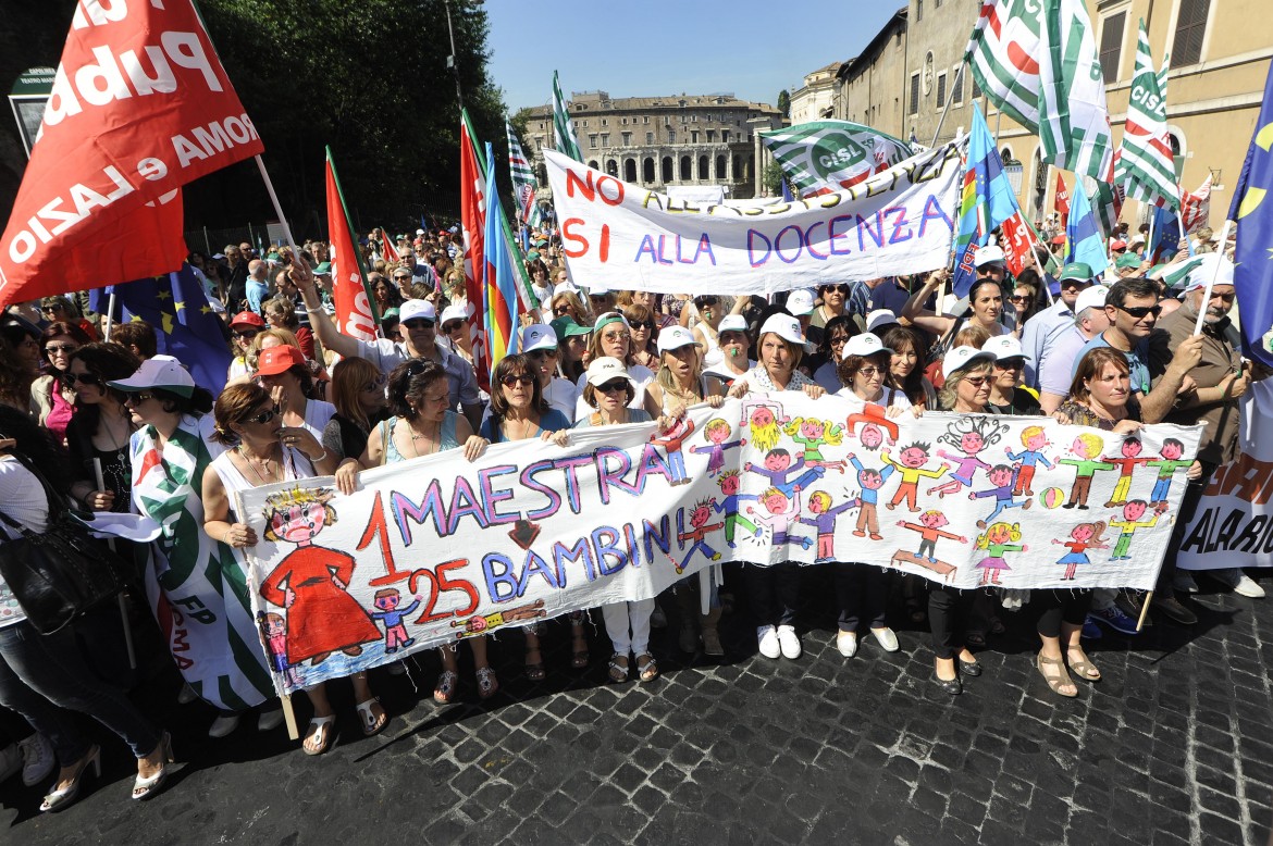 «Game over». Roma in piazza contro i tagli