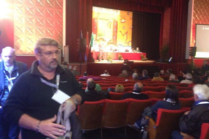 E il delegato infiamma la platea: «Unità»