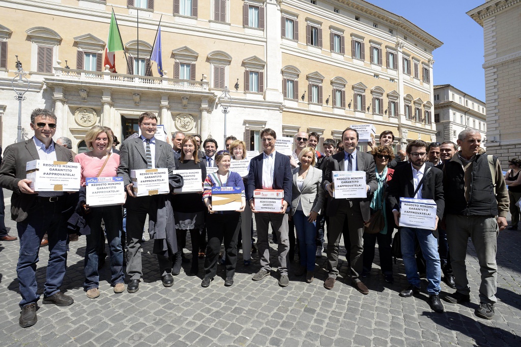 Sbarcano al Senato il reddito minimo e di cittadinanza