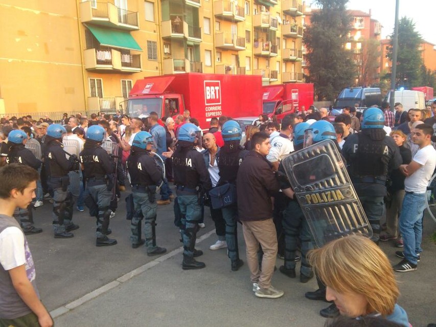 Piovono pietre sul campo rom