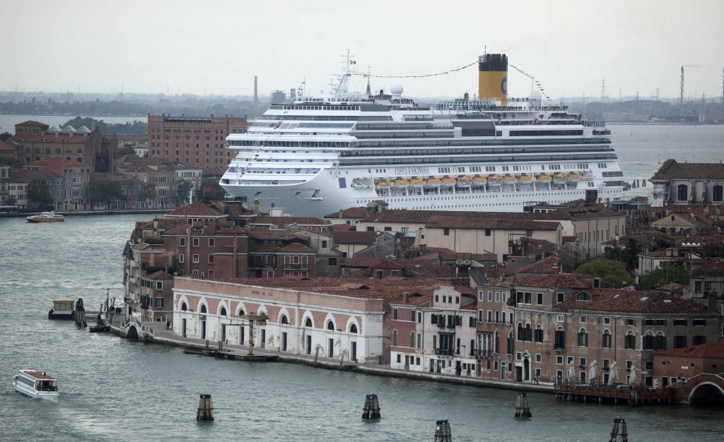 A nuoto contro le Grandi Navi. La protesta degli attivisti-bagnanti