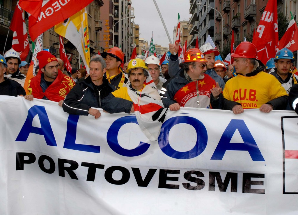 Alcoa, caschi a terra contro la chiusura