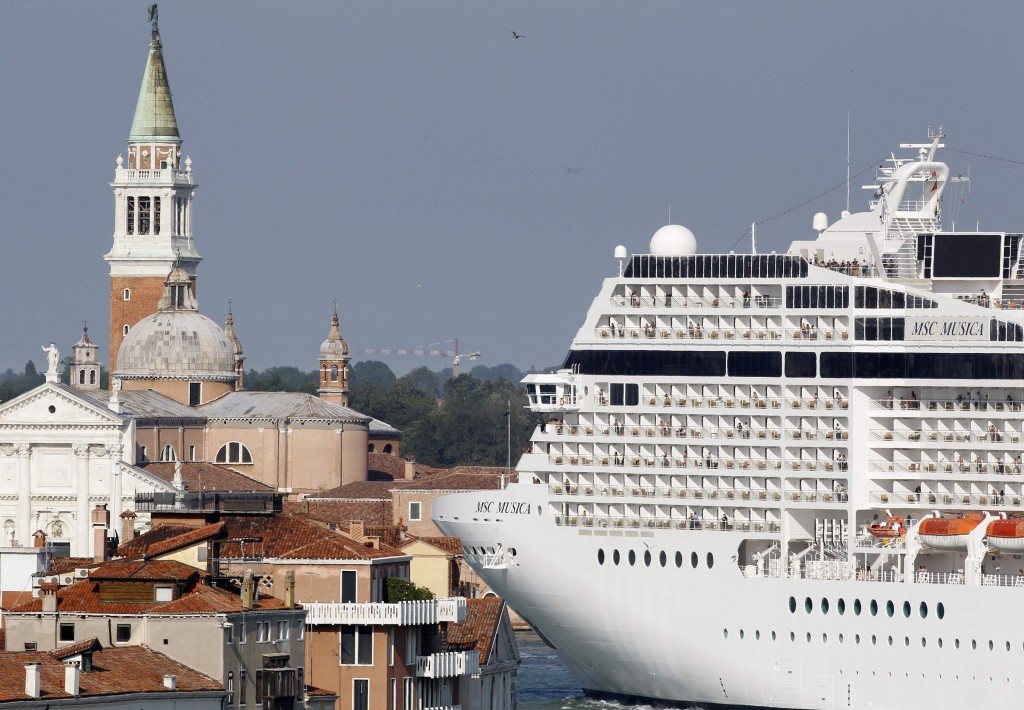 Le grandi navi cambiano rotta, niente inchini a piazza S. Marco