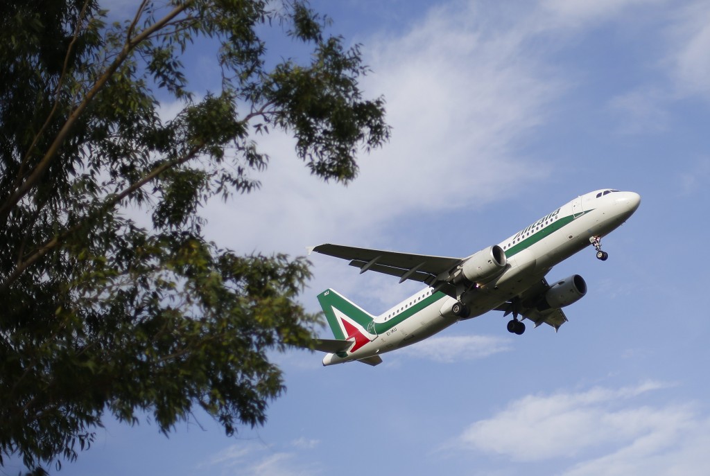 Alitalia aspetta ancora Air France, nuove proteste sui possibili esuberi