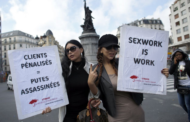 Prostituzione: la Francia punisce i clienti