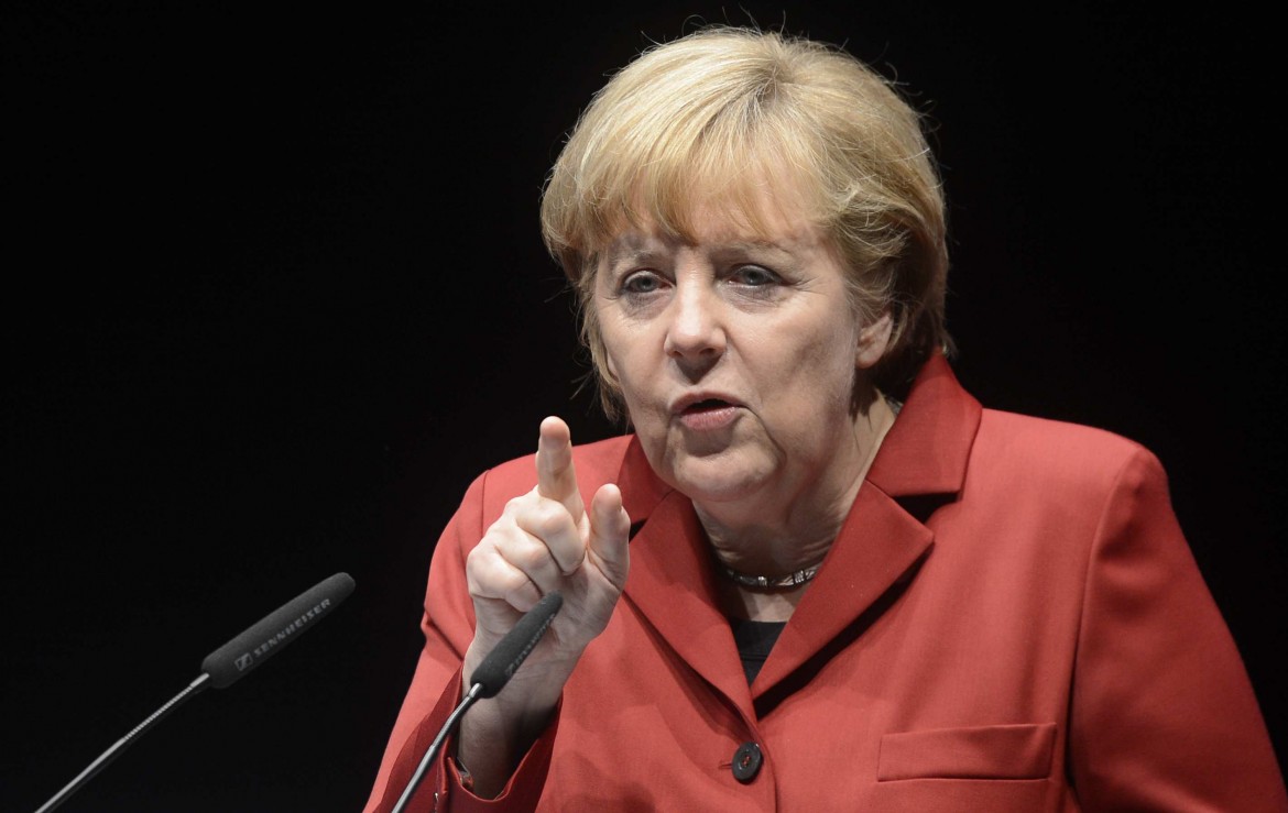 Polemica immigrazione, Merkel si inventa la commissione