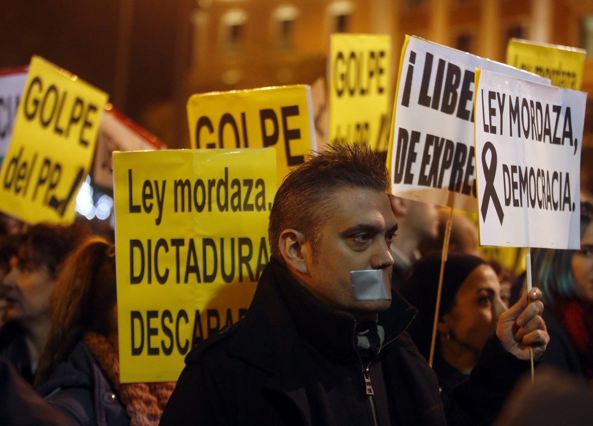 Gli indignati circondano il parlamento