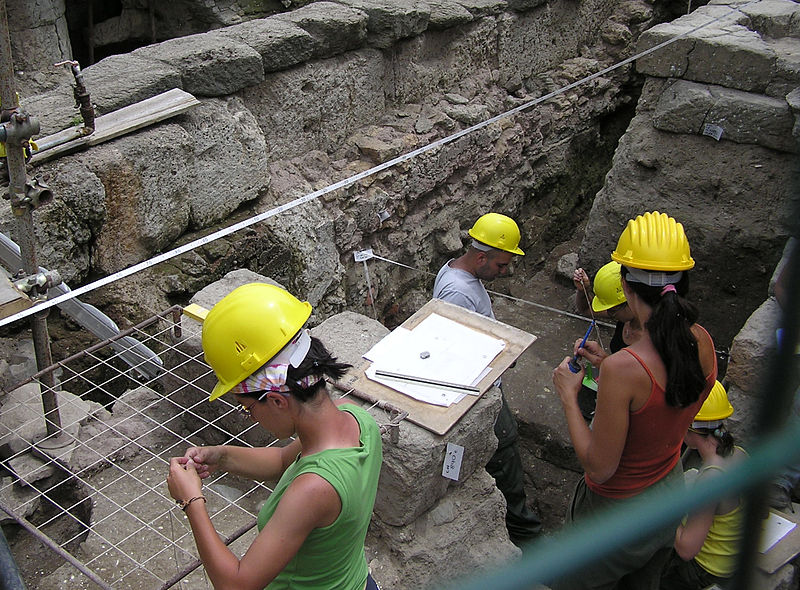 La volgarità di «Libero» contro gli archeologi