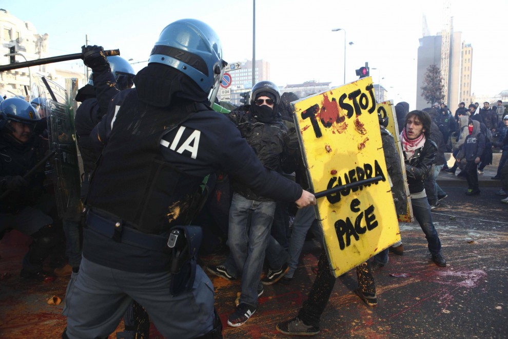 Scontri a colori tra studenti e poliziotti