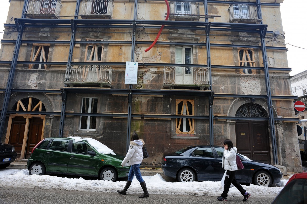 Allarme del prefetto: all’Aquila dopo 7 anni sono pericolanti non solo i palazzi ma anche i ponteggi