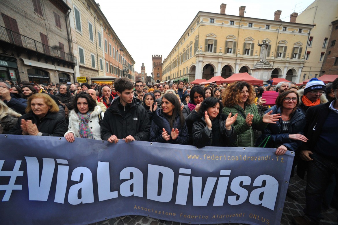 In tremila sfilano per Aldro: «Via la divisa»